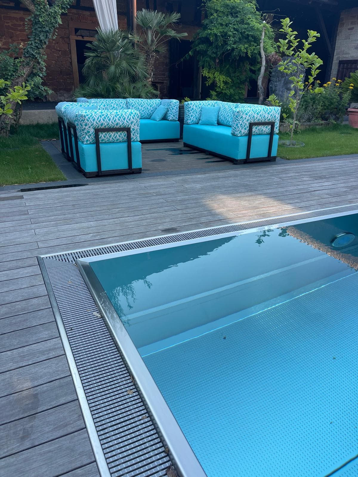 Piscine en inox avec canapés turquoise outdoor