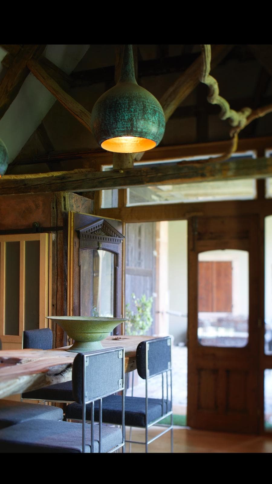 Cuisine moderne avec îlot en bois clair et plan blanc