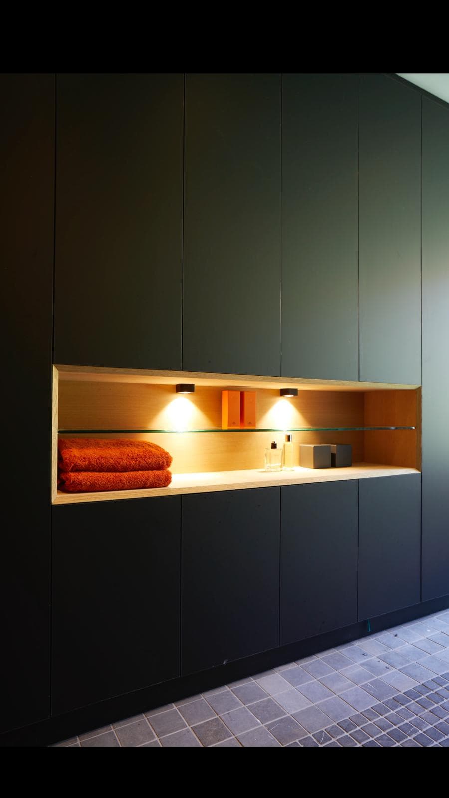 Salle de bain ouverte avec baignoire îlot et douche à l'italienne, sol en mosaïque