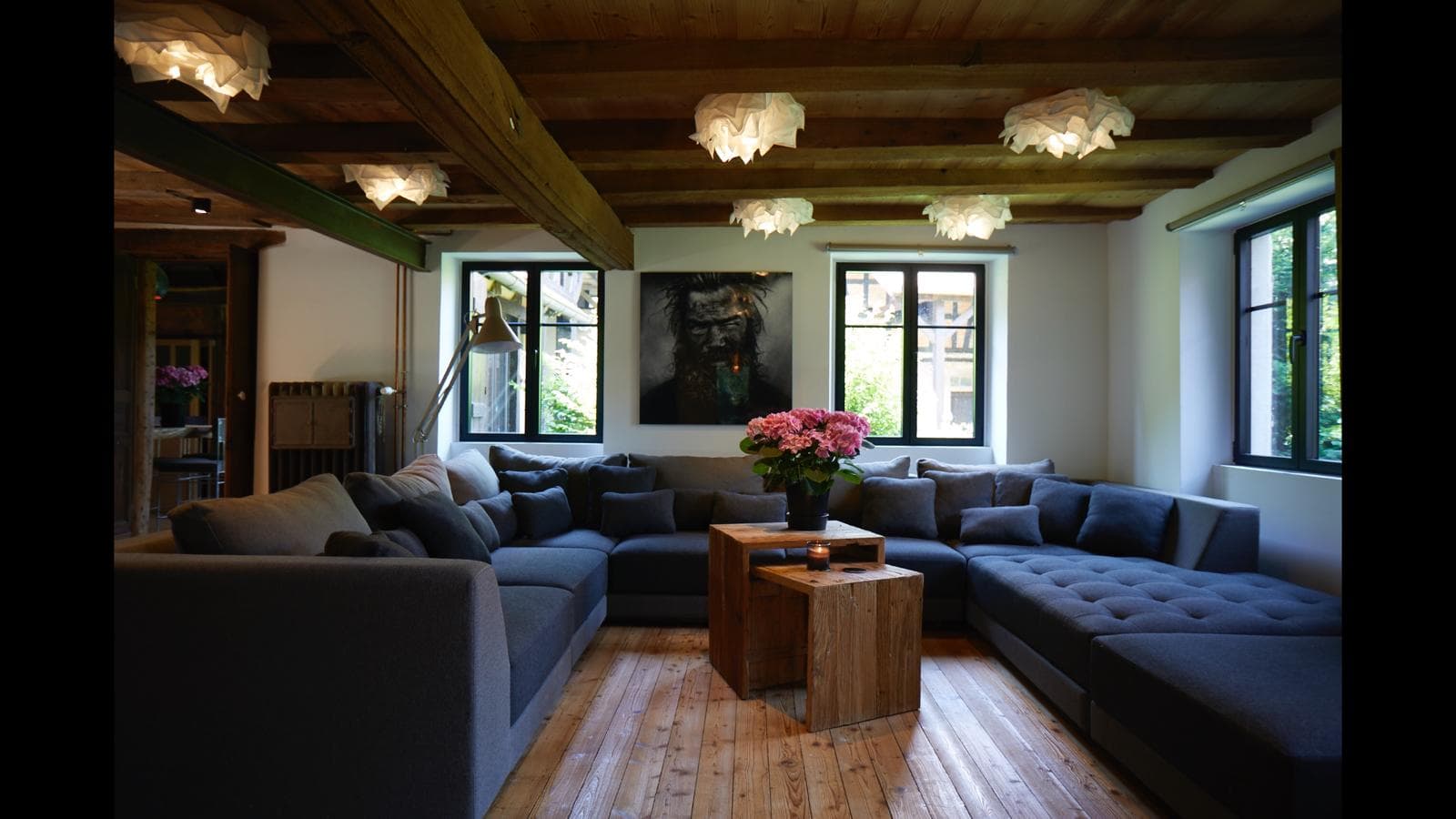Showroom Projectbox W14 — piscine intérieure intégrée dans une grange en pierre et brique