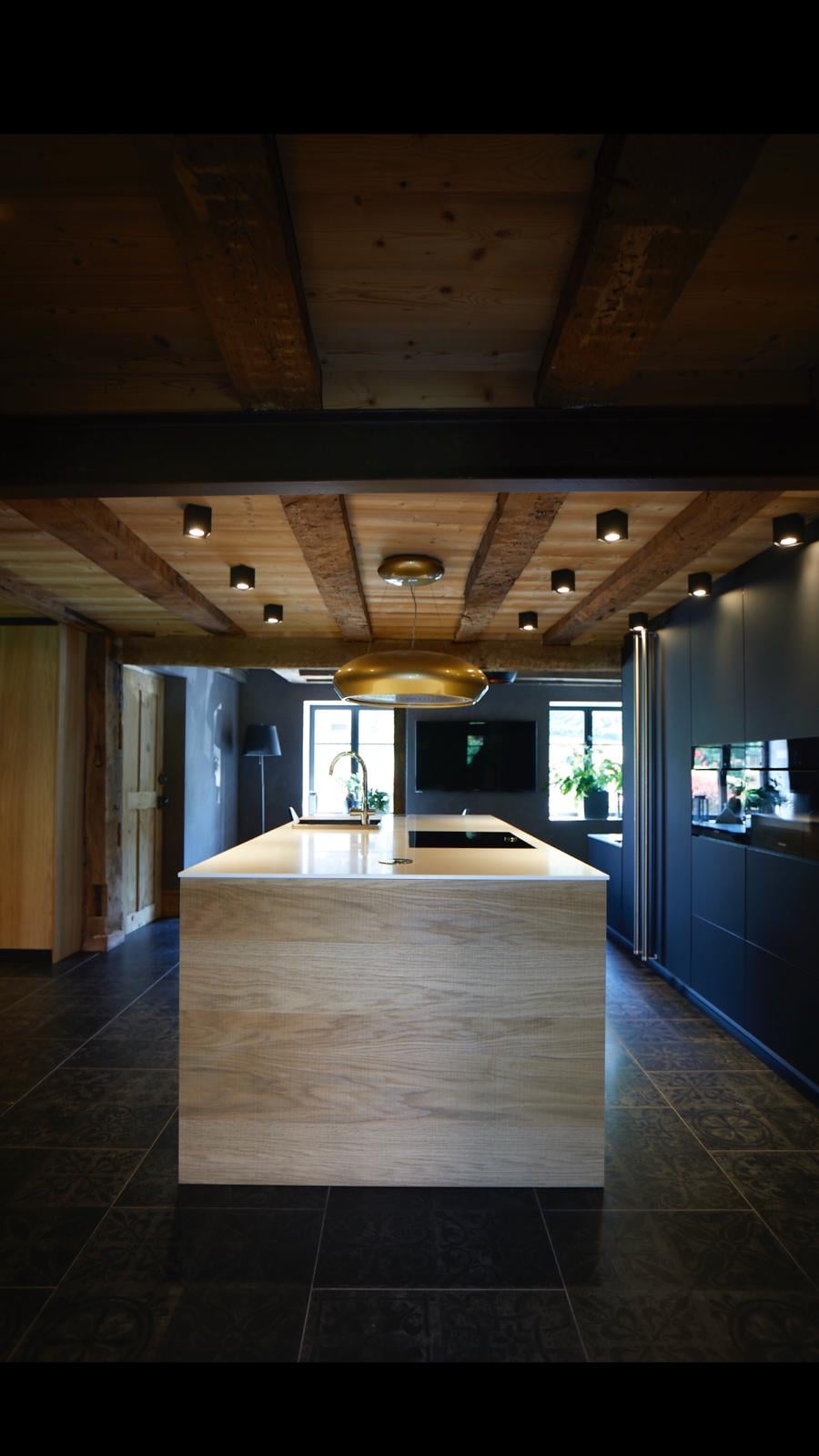 Salon cosy avec poutres apparentes
