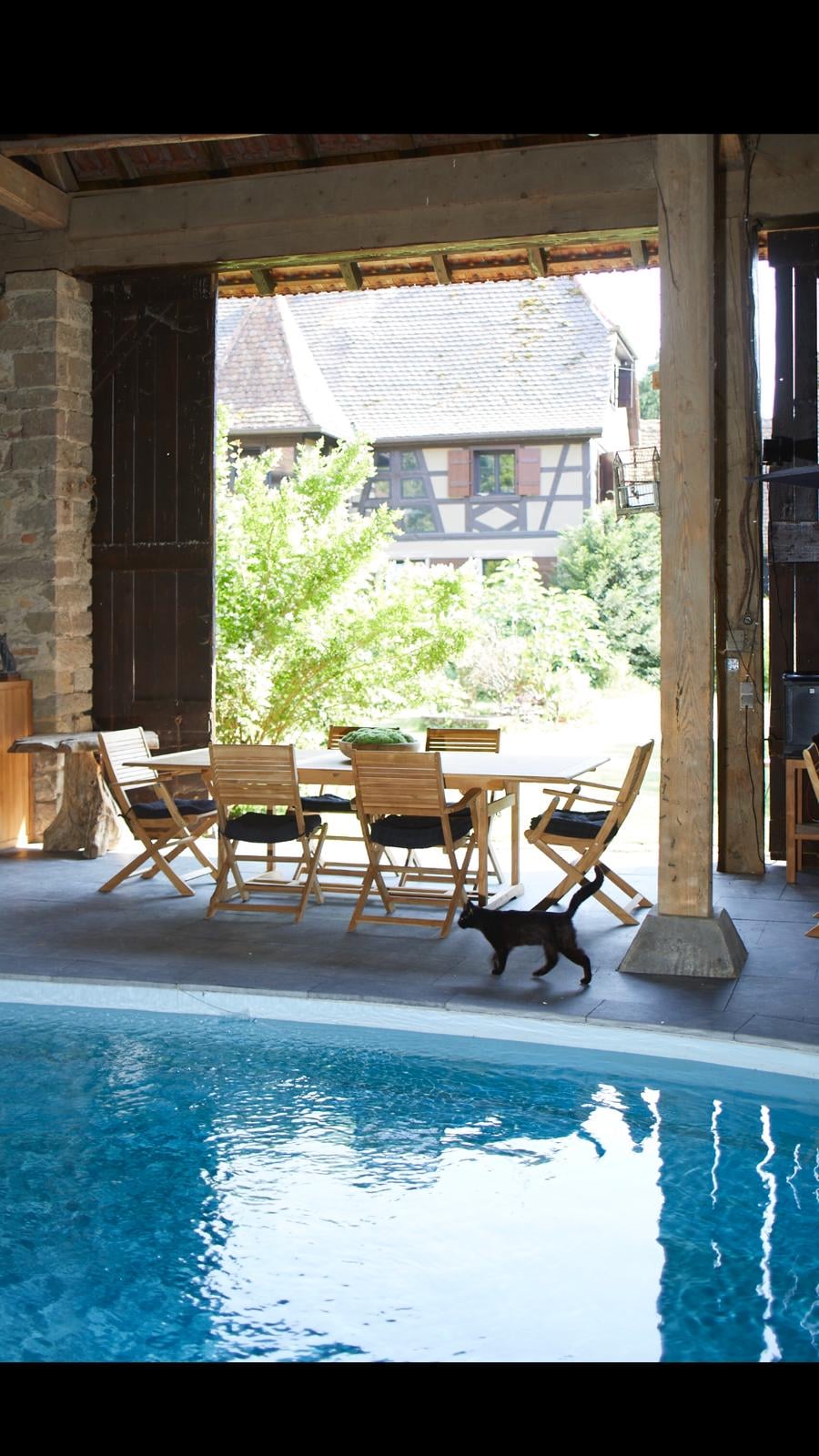 Terrasse couverte et piscine du showroom à Kriegsheim